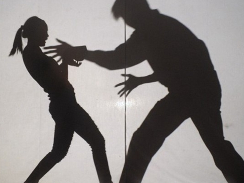 象徵惡狼對女性身手的剪影示意照片