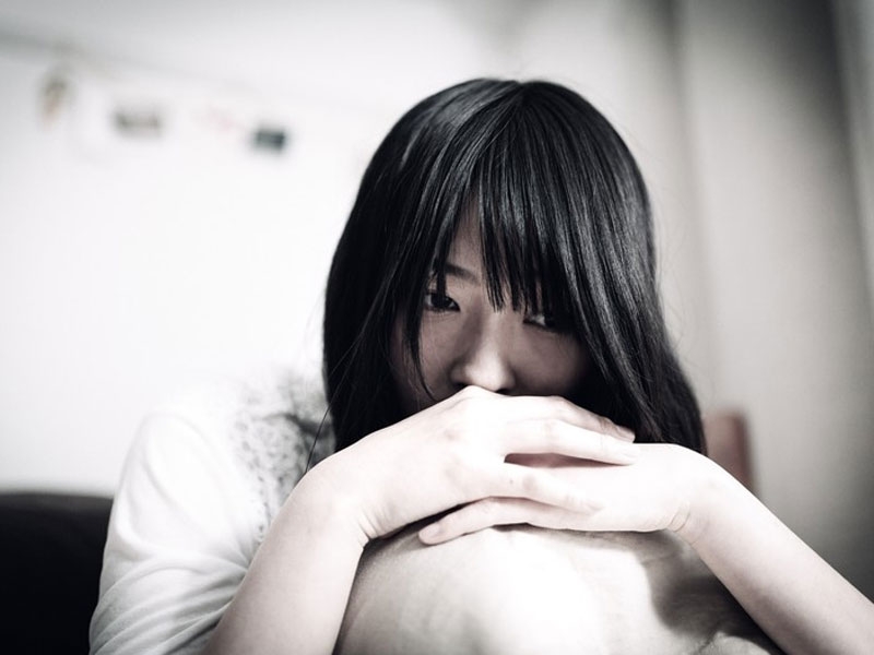 一位女孩若有所思的低彩度照片