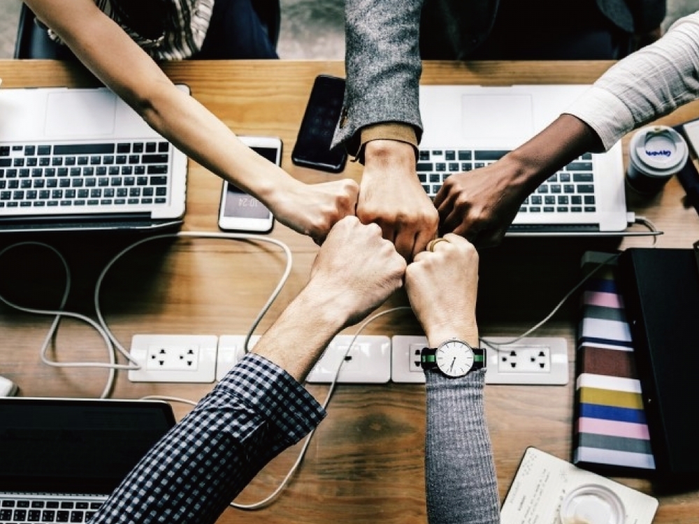 象徵攜手合作的示意照片