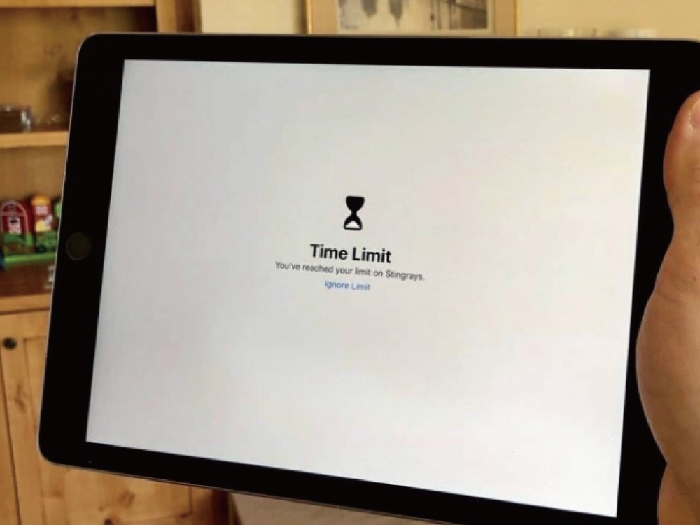 手持平板畫面中有Time Limit字樣照片