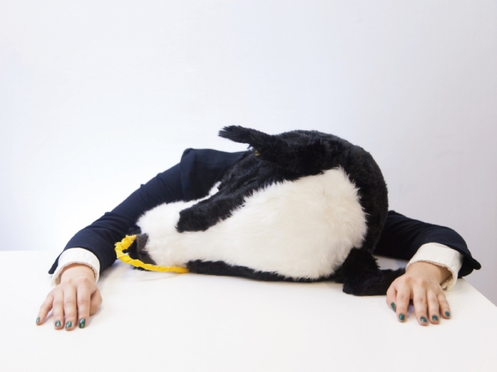 象徵因壓力過大趴倒在桌的意象照片