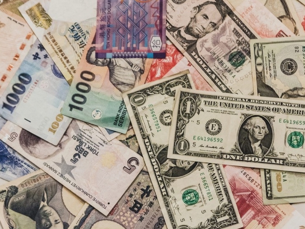 內含各國家鈔票的照片