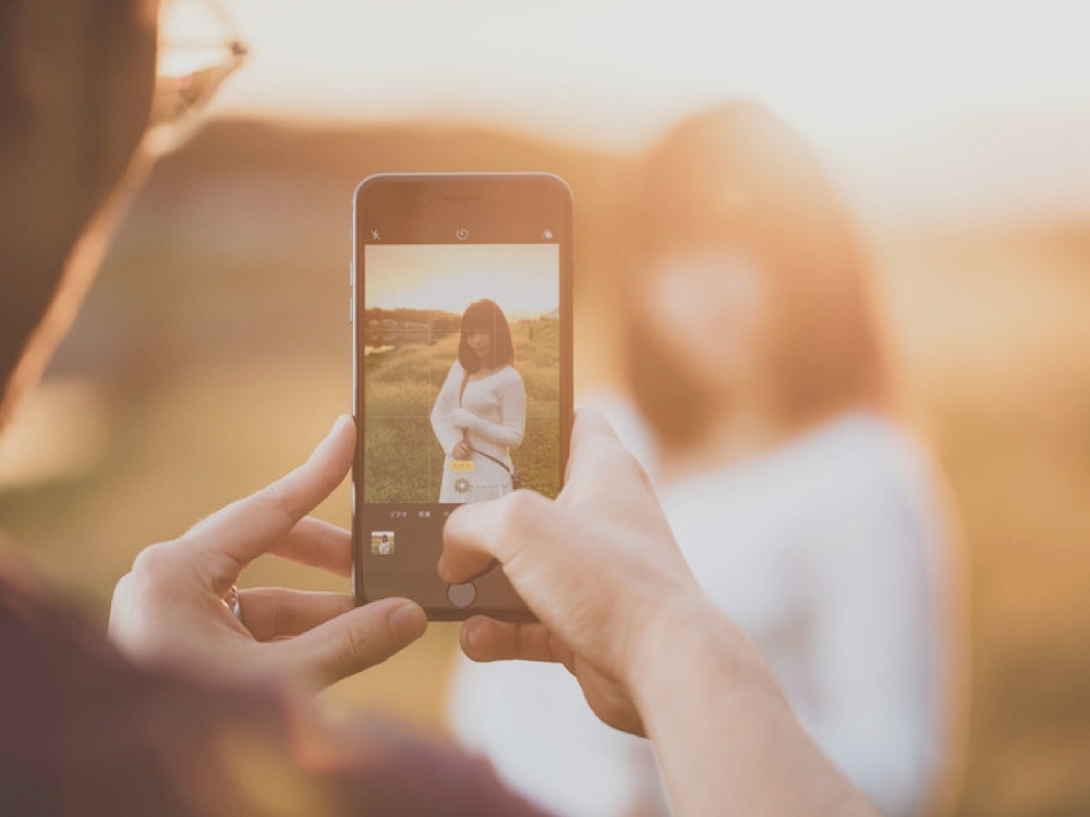 持手機拍照的照片