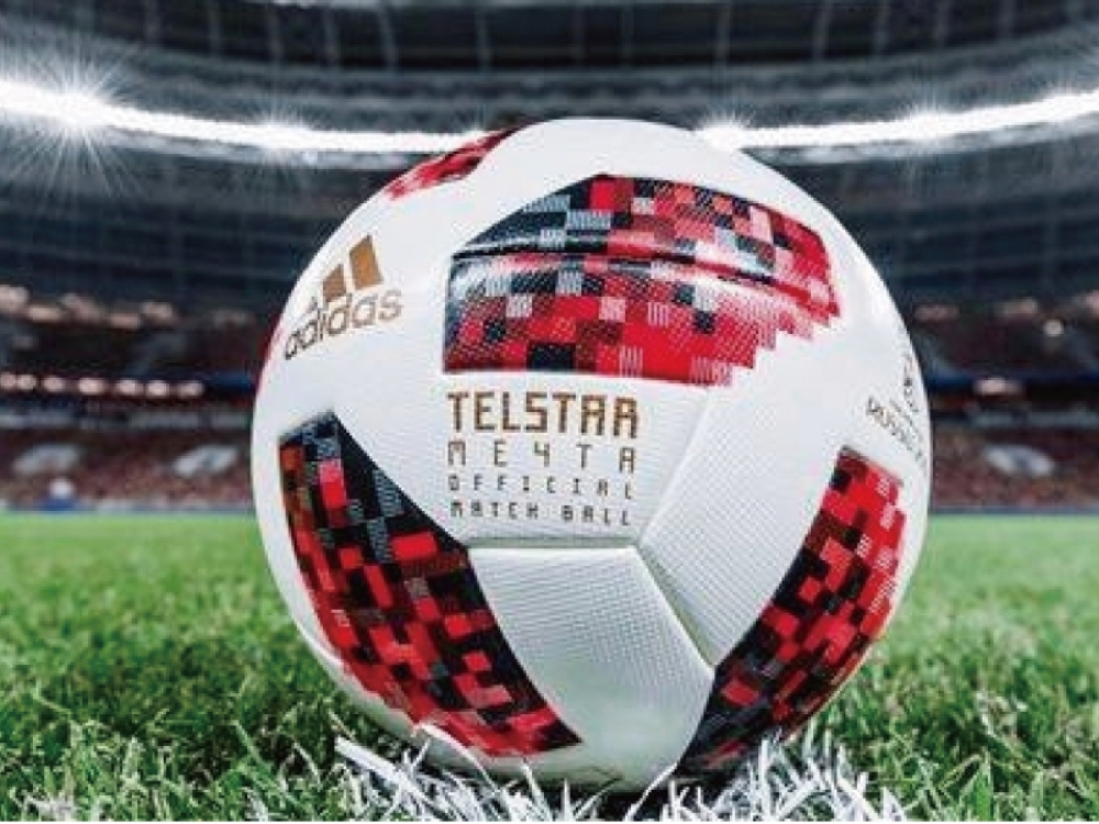 足球佇立於足球場圖片