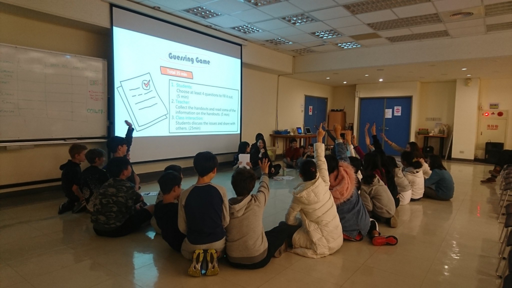 網路安全宣導活動現場踴躍舉手答題的照片