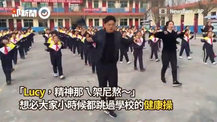 大人與小朋友團體健康操的新聞影片擷取畫面