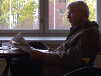 長者看報紙的照片