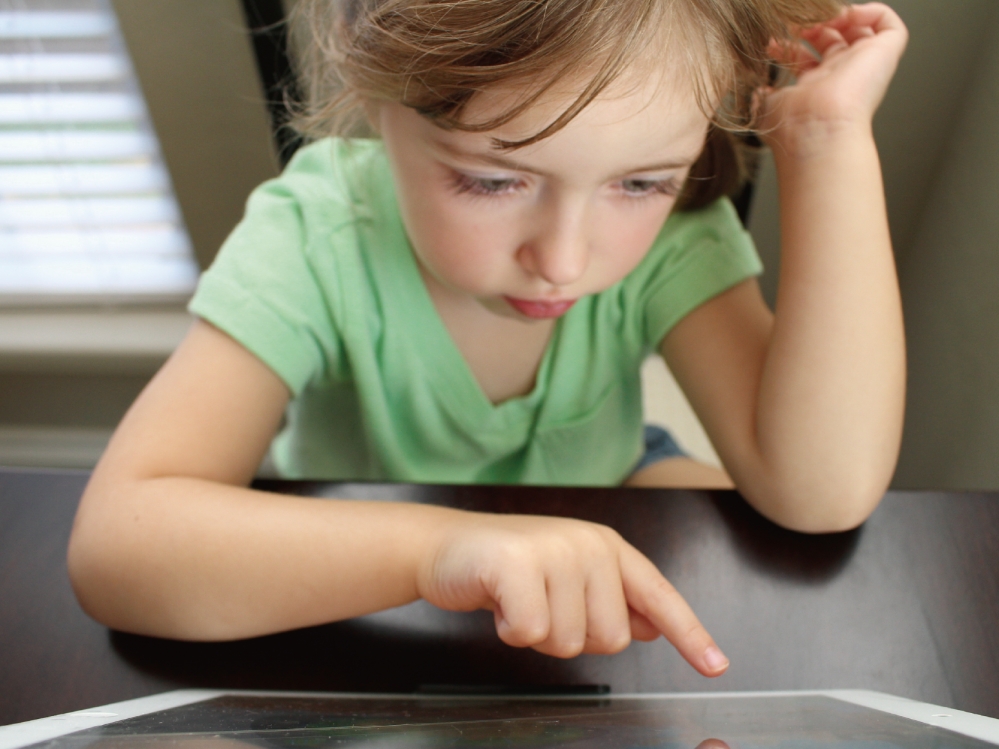 小朋友操作平板電腦的照片